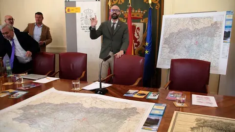 El subdelegado del Gobierno, Héctor Alaiz Moretón, el director regional del Instituto Geográfico Nacional en Castilla y León, Olegario Vaquero, y el jefe de sección, Jorge Vicente, dan a conocer el nuevo mapa de la provincia de León y la reedición del histórico. Foto: Peio García.