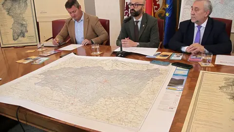 El subdelegado del Gobierno, Héctor Alaiz Moretón, el director regional del Instituto Geográfico Nacional en Castilla y León, Olegario Vaquero, y el jefe de sección, Jorge Vicente, dan a conocer el nuevo mapa de la provincia de León y la reedición del histórico. Foto: Peio García.