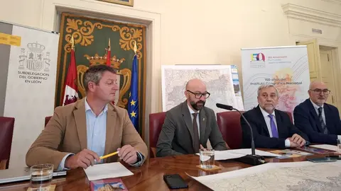 El subdelegado del Gobierno, Héctor Alaiz Moretón, el director regional del Instituto Geográfico Nacional en Castilla y León, Olegario Vaquero, y el jefe de sección, Jorge Vicente, dan a conocer el nuevo mapa de la provincia de León y la reedición del histórico. Foto: Subdelegación del Gobierno.
