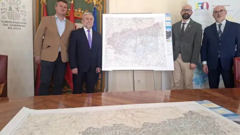 El subdelegado del Gobierno, Héctor Alaiz Moretón, el director regional del Instituto Geográfico Nacional en Castilla y León, Olegario Vaquero, y el jefe de sección, Jorge Vicente, dan a conocer el nuevo mapa de la provincia de León y la reedición del histórico. Foto: Subdelegación del Gobierno.