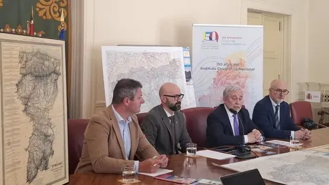 El subdelegado del Gobierno, Héctor Alaiz Moretón, el director regional del Instituto Geográfico Nacional en Castilla y León, Olegario Vaquero, y el jefe de sección, Jorge Vicente, dan a conocer el nuevo mapa de la provincia de León y la reedición del histórico. Foto: Subdelegación del Gobierno.