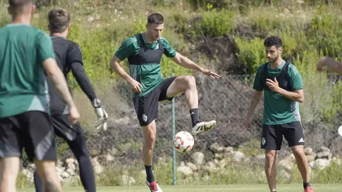 Con el equipo al completo, buenas sensaciones y la grada entregada, los blanquiazules quieren ganar a su máximo rival, recuperar el golaveraje y asaltar el liderato. Fotos: SD Ponferradina