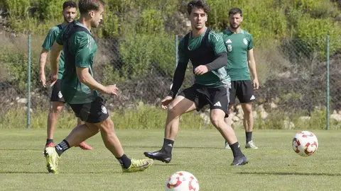 Con el equipo al completo, buenas sensaciones y la grada entregada, los blanquiazules quieren ganar a su máximo rival, recuperar el golaveraje y asaltar el liderato. Fotos: SD Ponferradina