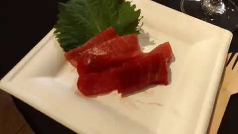 El chef Ricardo Sanz deleita a más de cien clientes en León con un exclusivo menú de fusión japonesa-mediterránea para homenajear el producto estrella de la temporada.
