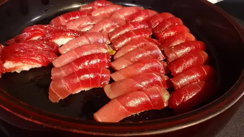 El chef Ricardo Sanz deleita a más de cien clientes en León con un exclusivo menú de fusión japonesa-mediterránea para homenajear el producto estrella de la temporada.