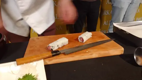 El chef Ricardo Sanz deleita a más de cien clientes en León con un exclusivo menú de fusión japonesa-mediterránea para homenajear el producto estrella de la temporada.