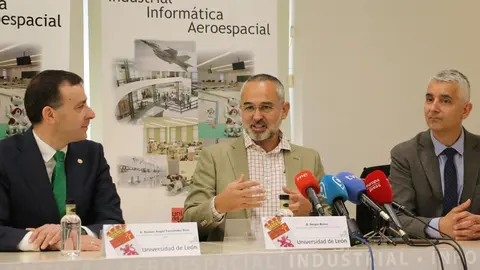Imagen de la visita de Sergio Boixo, director científico de computación cuántica de Google, a la Escuela de Ingenierías de la Universidad de León.