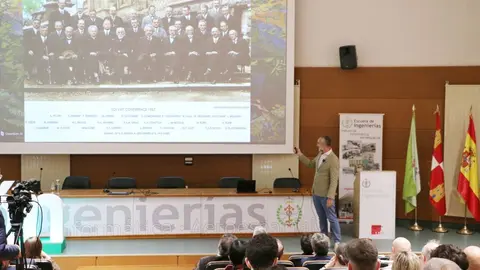 Imagen de la visita de Sergio Boixo, director científico de computación cuántica de Google, a la Escuela de Ingenierías de la Universidad de León.