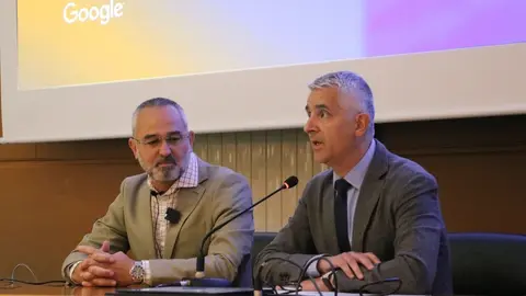 Imagen de la visita de Sergio Boixo, director científico de computación cuántica de Google, a la Escuela de Ingenierías de la Universidad de León.