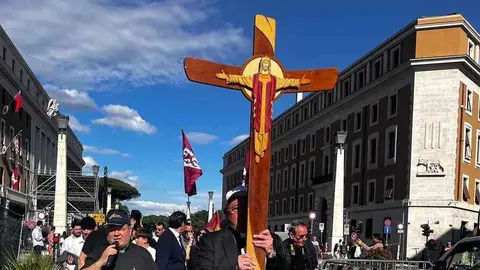 Con el obispo Luis Ángel de las Heras al frente, cerca de mil devotos leoneses protagonizan una emotiva peregrinación a la Puerta Santa de la Basílica de San Pedro, en el arranque del Jubileo en Roma.