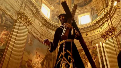 Con el obispo Luis Ángel de las Heras al frente, cerca de mil devotos leoneses protagonizan una emotiva peregrinación a la Puerta Santa de la Basílica de San Pedro, en el arranque del Jubileo en Roma.