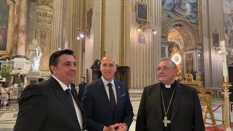 Con el obispo Luis Ángel de las Heras al frente, cerca de mil devotos leoneses protagonizan una emotiva peregrinación a la Puerta Santa de la Basílica de San Pedro, en el arranque del Jubileo en Roma.