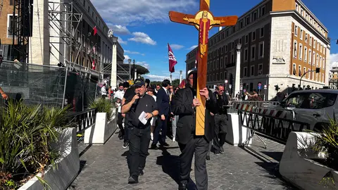 Con el obispo Luis Ángel de las Heras al frente, cerca de mil devotos leoneses protagonizan una emotiva peregrinación a la Puerta Santa de la Basílica de San Pedro, en el arranque del Jubileo en Roma.