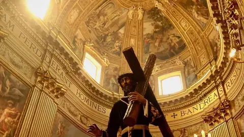 Con el obispo Luis Ángel de las Heras al frente, cerca de mil devotos leoneses protagonizan una emotiva peregrinación a la Puerta Santa de la Basílica de San Pedro, en el arranque del Jubileo en Roma.