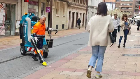 Los nuevos aspiradores urbanos pasan a formar parte del paisaje cotidiano de la ciudad y absorben cada día más superficie de trabajo dejando a un lado el tradicional cubo y el cepillo.