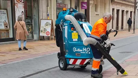 Los nuevos aspiradores urbanos pasan a formar parte del paisaje cotidiano de la ciudad y absorben cada día más superficie de trabajo dejando a un lado el tradicional cubo y el cepillo.