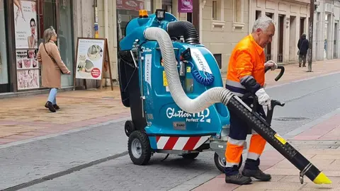 Los nuevos aspiradores urbanos pasan a formar parte del paisaje cotidiano de la ciudad y absorben cada día más superficie de trabajo dejando a un lado el tradicional cubo y el cepillo.