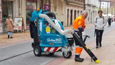 Los nuevos aspiradores urbanos pasan a formar parte del paisaje cotidiano de la ciudad y absorben cada día más superficie de trabajo dejando a un lado el tradicional cubo y el cepillo.