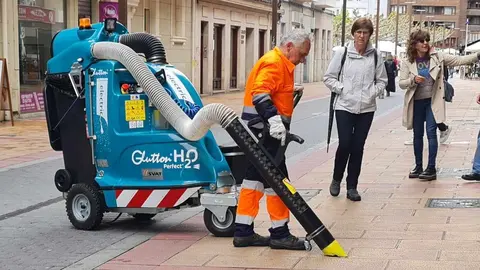Los nuevos aspiradores urbanos pasan a formar parte del paisaje cotidiano de la ciudad y absorben cada día más superficie de trabajo dejando a un lado el tradicional cubo y el cepillo.