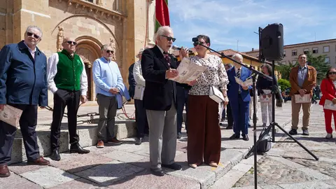 Acto de lectura de los Decreta de 1188 del rey Alfonso IX, precedida por un breve discurso de Juan Pedro Aparicio, a cargo de una treintena de personas. Foto: Campillo.