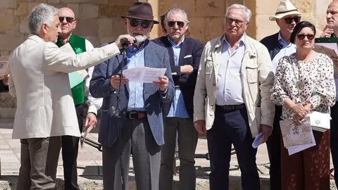 Acto de lectura de los Decreta de 1188 del rey Alfonso IX, precedida por un breve discurso de Juan Pedro Aparicio, a cargo de una treintena de personas. Foto: Campillo.