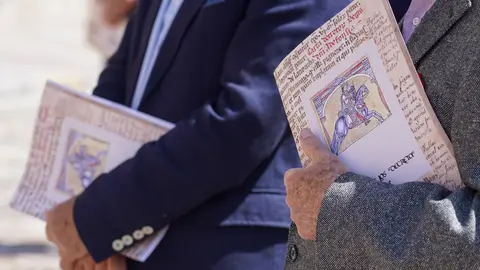 Acto de lectura de los Decreta de 1188 del rey Alfonso IX, precedida por un breve discurso de Juan Pedro Aparicio, a cargo de una treintena de personas. Foto: Campillo.