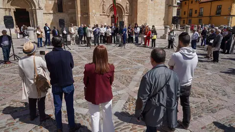 Acto de lectura de los Decreta de 1188 del rey Alfonso IX, precedida por un breve discurso de Juan Pedro Aparicio, a cargo de una treintena de personas. Foto: Campillo.