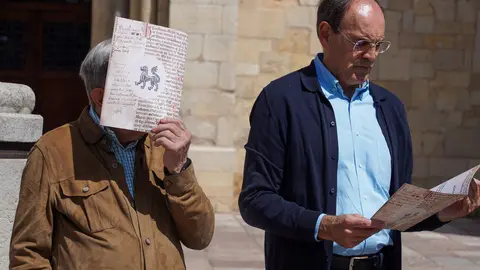 Acto de lectura de los Decreta de 1188 del rey Alfonso IX, precedida por un breve discurso de Juan Pedro Aparicio, a cargo de una treintena de personas. Foto: Campillo.