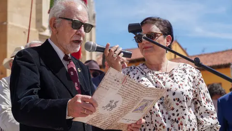 Acto de lectura de los Decreta de 1188 del rey Alfonso IX, precedida por un breve discurso de Juan Pedro Aparicio, a cargo de una treintena de personas. Foto: Campillo.