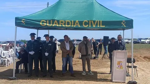 Villabraz instala en la localidad de Fáfilas una escultura en homenaje a la Guardia Civil con el título 