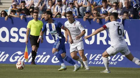 Borja Valle en un lance del encuentro, acosado por los jugadores de la Cultural.