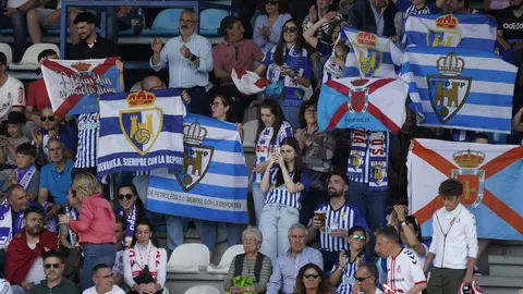 La grada local no deja de animar a su equipo.