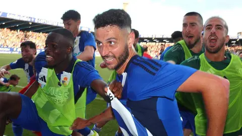 Esquerdo celebra el 2-1 con sus aficionados, en un final épico para un derbi.