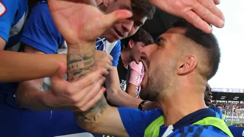 Esquerdo celebra el 2-1 con sus aficionados, en un final épico para un derbi.