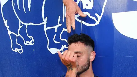 Esquerdo celebra el 2-1 con sus aficionados, en un final épico para un derbi.
