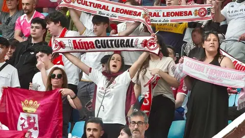 Más de 6.000 aficionados convirtieron el León Arena en un estadio improvisado, en una jornada de pasión, esperanza y desconsuelo que reafirmó la fuerza del sentimiento culturalista. Fotos: Campillo