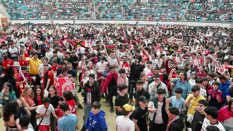 Más de 6.000 aficionados convirtieron el León Arena en un estadio improvisado, en una jornada de pasión, esperanza y desconsuelo que reafirmó la fuerza del sentimiento culturalista. Fotos: Campillo