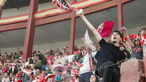 Más de 6.000 aficionados convirtieron el León Arena en un estadio improvisado, en una jornada de pasión, esperanza y desconsuelo que reafirmó la fuerza del sentimiento culturalista. Fotos: Campillo