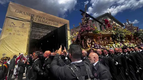 La Cofradía del Dulce Nombre de Jesús Nazareno de León participa en la Gran Procesión organizada con motivo del Jubileo de las Cofradías en Roma.