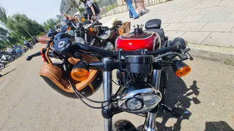 Las motos más solidarias en el 'Distinguished Gentleman's Ride' de León.