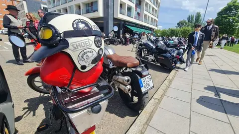 Las motos más solidarias en el 'Distinguished Gentleman's Ride' de León.