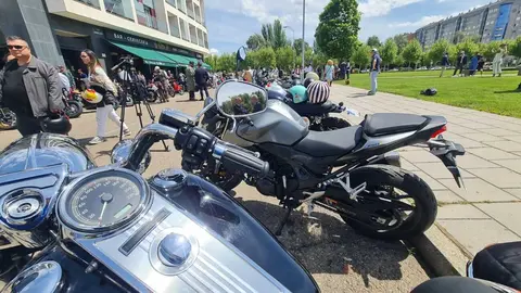 Las motos más solidarias en el 'Distinguished Gentleman's Ride' de León.