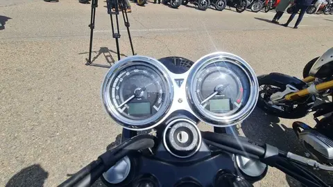 Las motos más solidarias en el 'Distinguished Gentleman's Ride' de León.