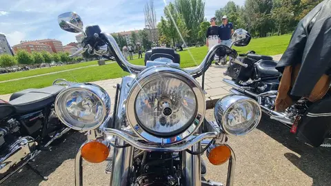 Las motos más solidarias en el 'Distinguished Gentleman's Ride' de León.