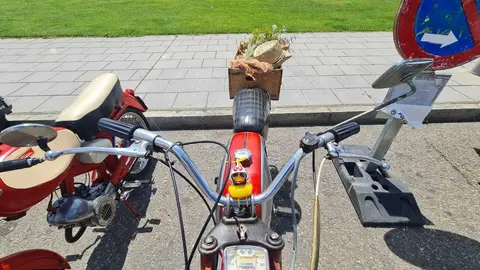 Las motos más solidarias en el 'Distinguished Gentleman's Ride' de León.