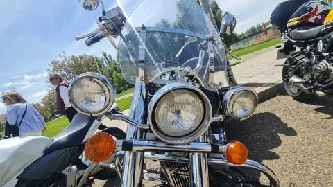 Las motos más solidarias en el 'Distinguished Gentleman's Ride' de León.