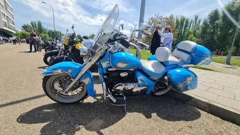Las motos más solidarias en el 'Distinguished Gentleman's Ride' de León.