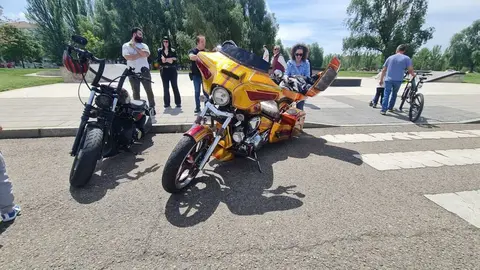 Las motos más solidarias en el 'Distinguished Gentleman's Ride' de León.