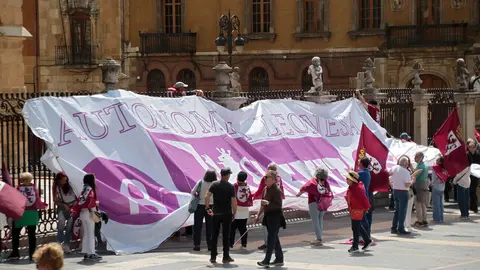 Más de un millar de personas asisten a la convocatoria de Conceyu País Llionés y Xuntanza Llionesista en León. Foto: Peio García.