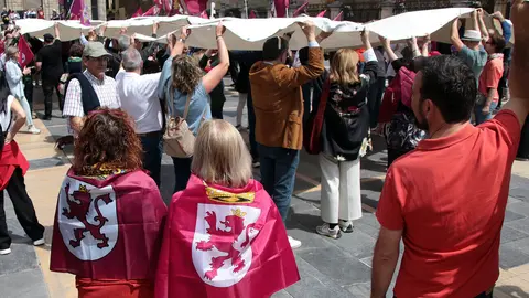Más de un millar de personas asisten a la convocatoria de Conceyu País Llionés y Xuntanza Llionesista en León. Foto: Peio García.